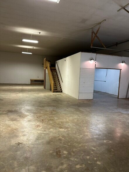 More Photos Of 215 N Village Ter, Tonganoxie Warehouse For Lease