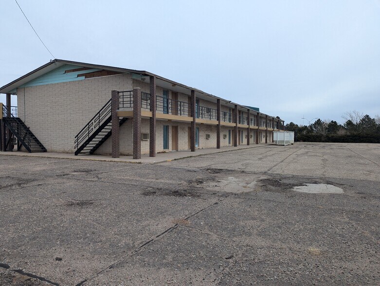 More Photos Of 450 S Lincoln St, Burlington Hotel For Sale