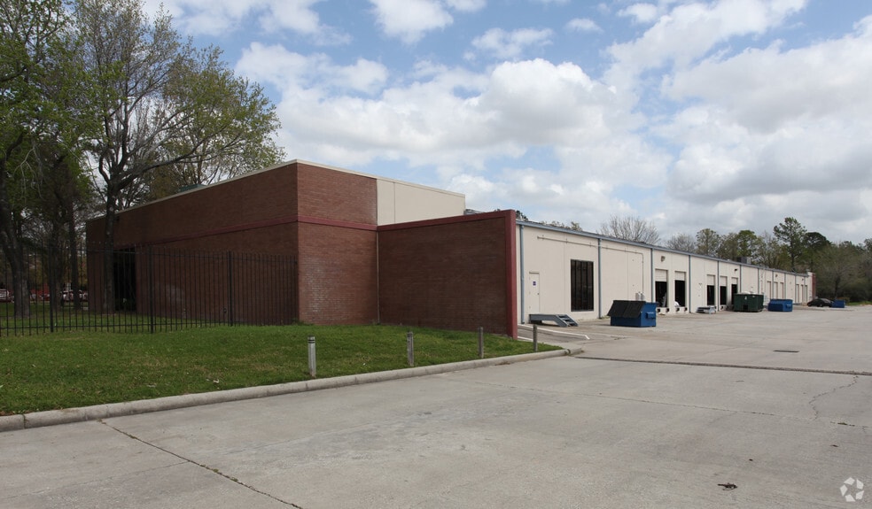 More Photos Of 335 Pennbright Dr, Houston Warehouse For Lease
