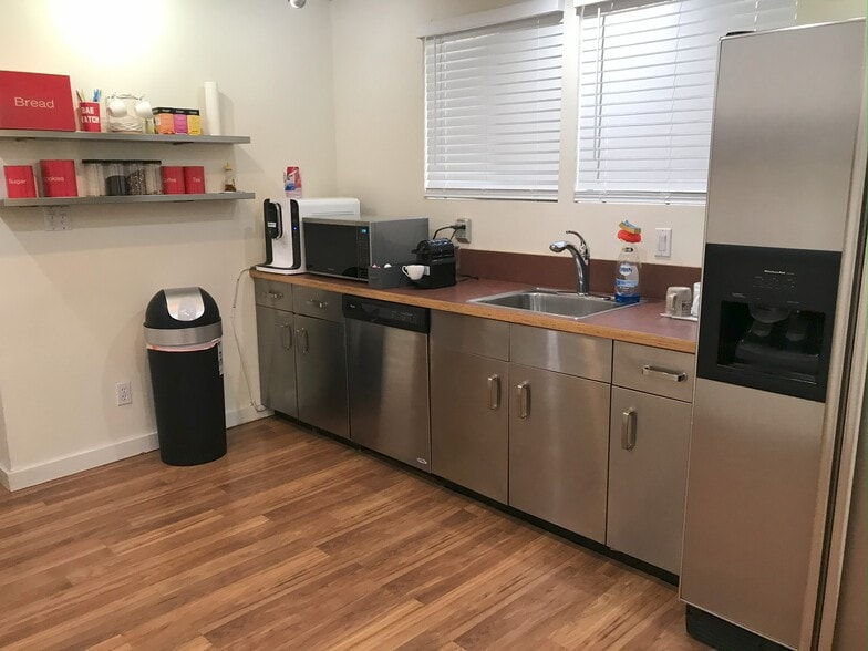 More Photos Of 3131 Cahuenga Blvd W, Los Angeles Office For Sale