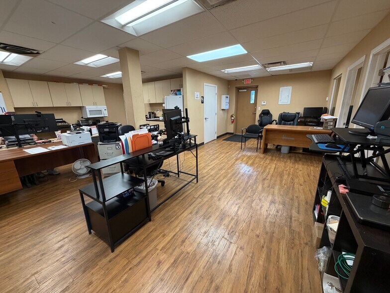 More Photos Of 325 Dane Ln, Longwood Warehouse For Lease