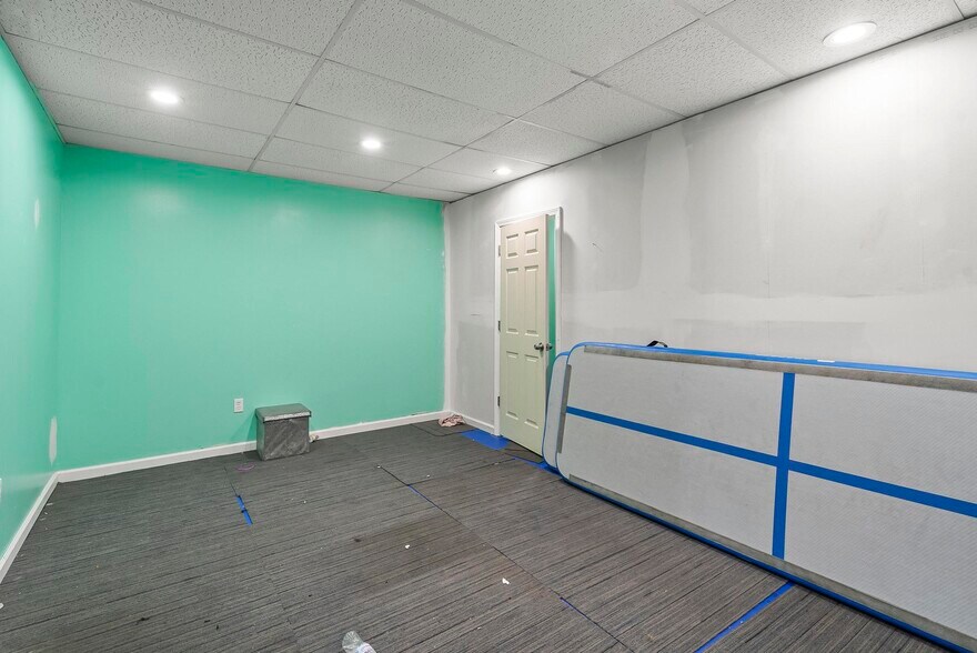 More Photos Of 909-911 Milton Rd, Alton Flex For Sale