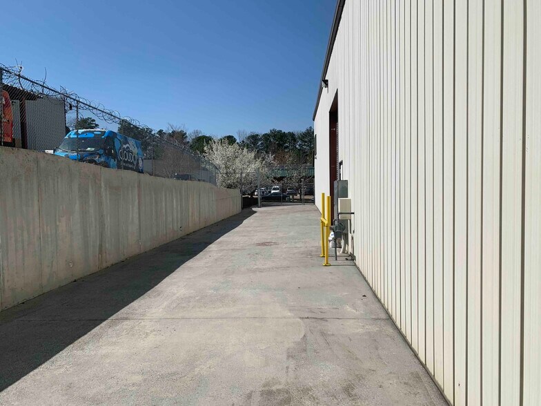 More Photos Of 3046 Matlock Dr NW, Kennesaw Warehouse For Lease