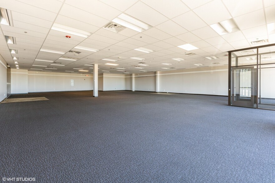 More Photos Of 1852-1866 Towne Centre Dr, North Aurora General Retail For Lease