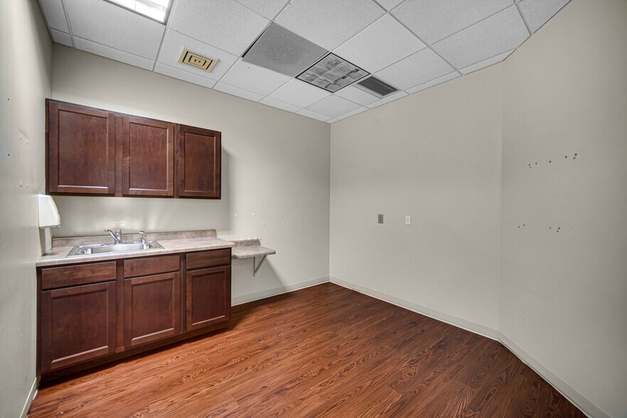 More Photos Of 9711 Valparaiso Dr, Munster Medical For Lease