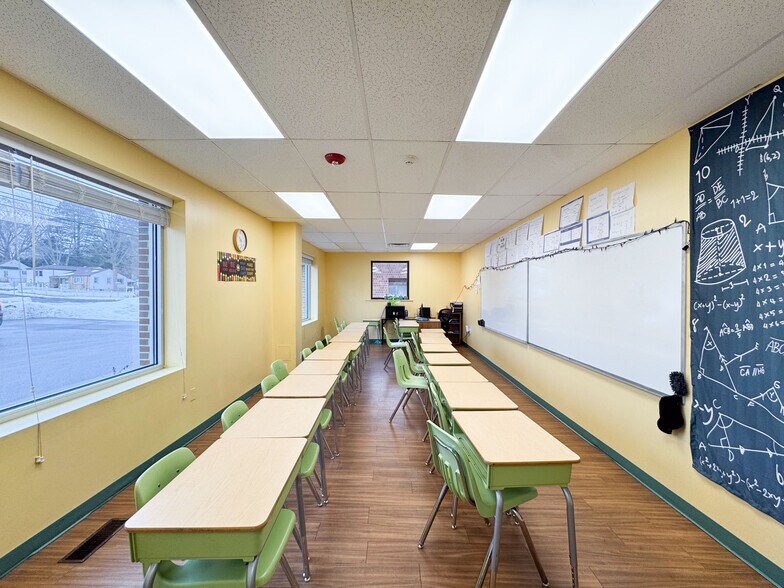 More Photos Of 860-862 Silas Deane Hwy, Wethersfield Freestanding For Sale