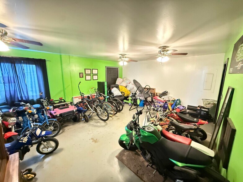 More Photos Of 615 W Benton St, Buffalo Flex For Sale