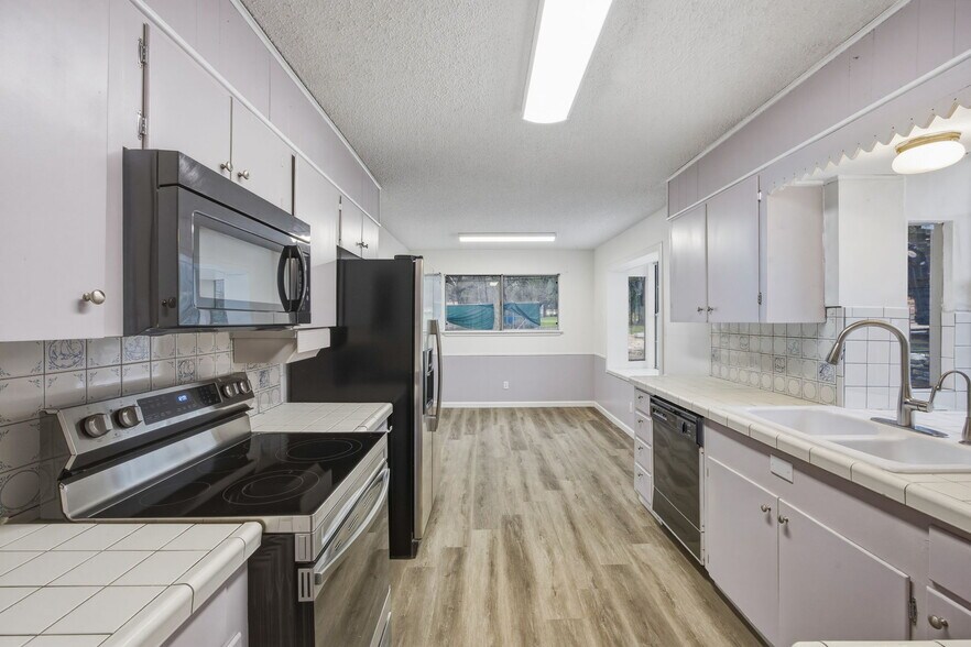 More Photos Of 7900 Hudson Loop, Austin Contractor Storage Yard For Lease