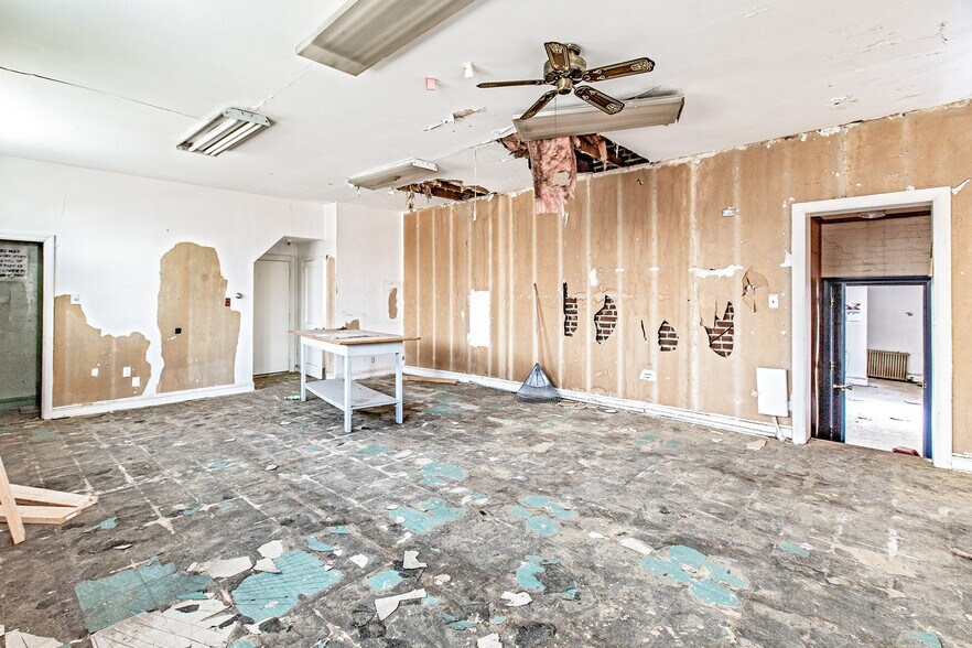 More Photos Of 16 S Maryland Ave, Wilmington General Retail For Sale