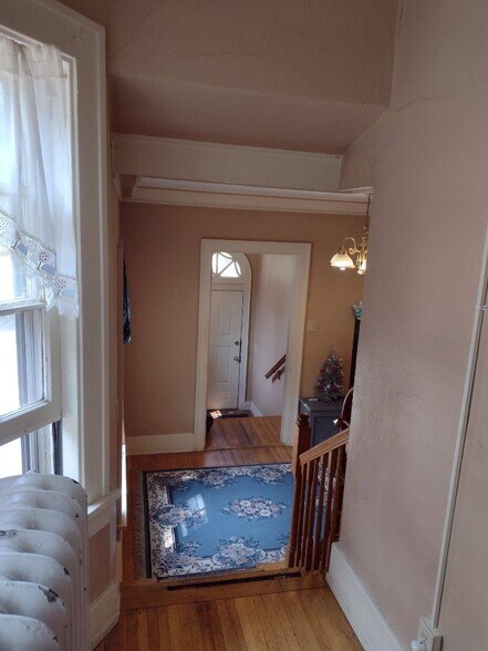 More Photos Of 314 Augusta Ave, Dekalb Dormitory For Sale