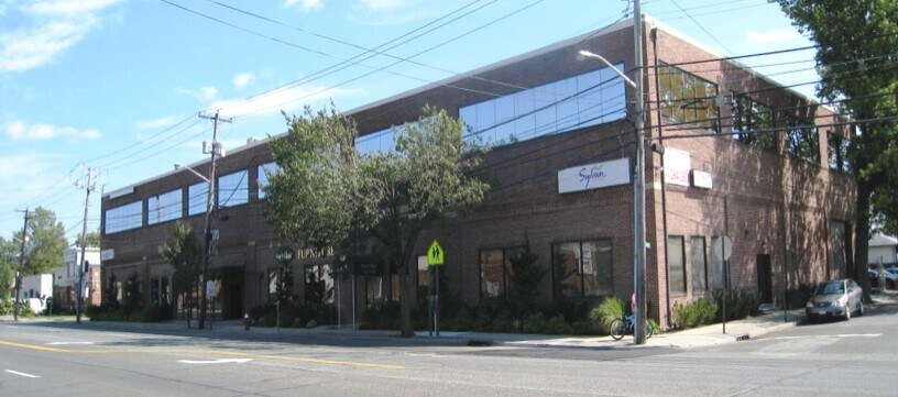 More Photos Of 393 Jericho Tpke, Mineola Warehouse For Lease