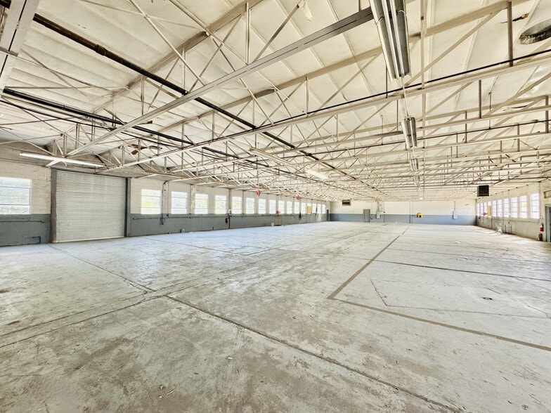 More Photos Of 3261 Philips Hwy, Jacksonville Warehouse For Lease