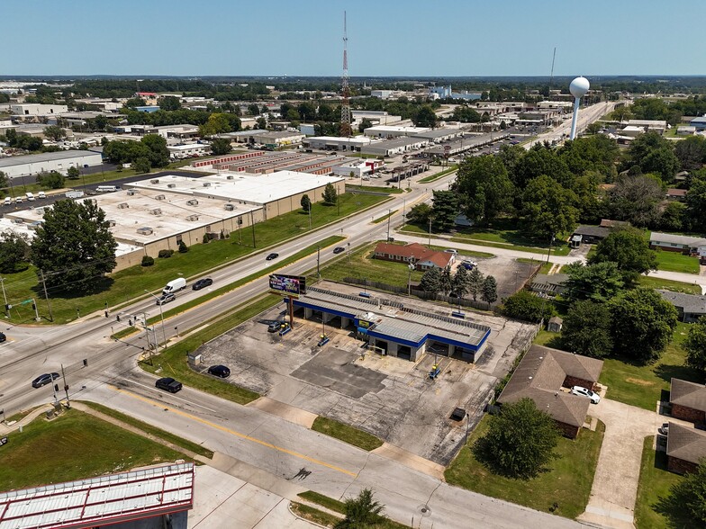 Primary Photo Of 2812 E Chestnut Expy, Springfield Carwash For Sale