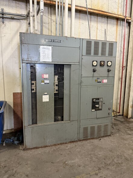 More Photos Of 441 N Post Oak Rd, Sulphur Industrial For Lease