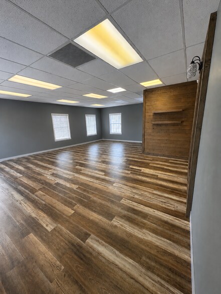 More Photos Of 1014 Hospital Dr, Batavia Storefront Retail Office For Lease