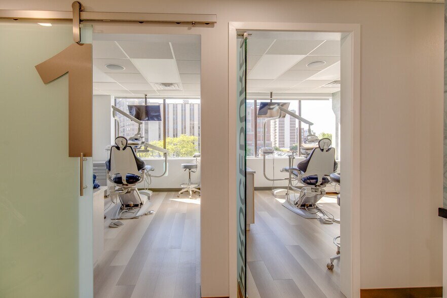 More Photos Of 2551 N Clark St, Chicago Office For Lease