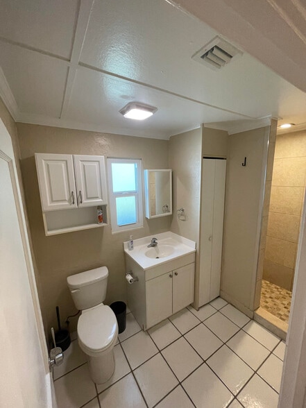 More Photos Of 1905 Oakley Ave, Fort Myers Apartments For Sale