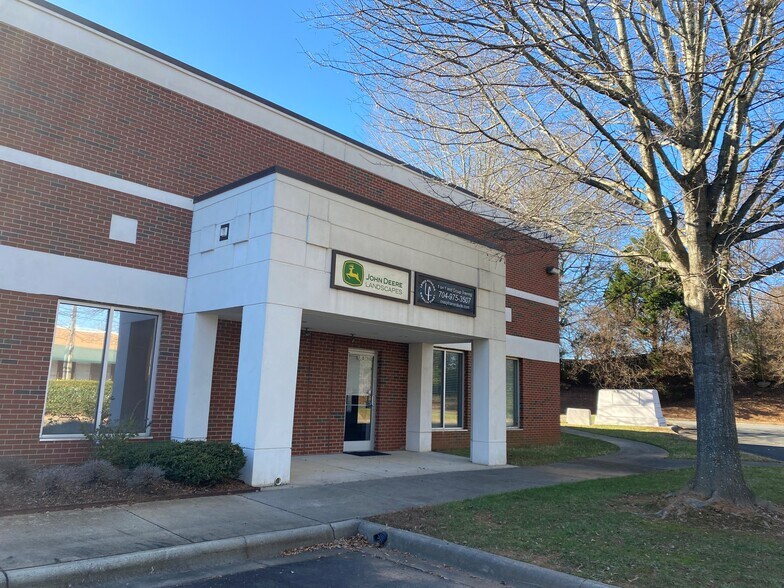 More Photos Of 3120 Latrobe Dr, Charlotte Showroom For Lease