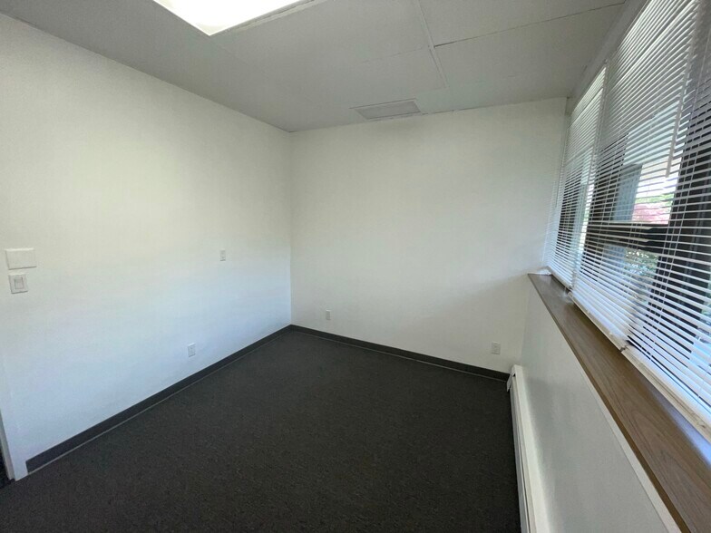 More Photos Of 20-24 Park Pl, Great Neck Office Residential For Lease