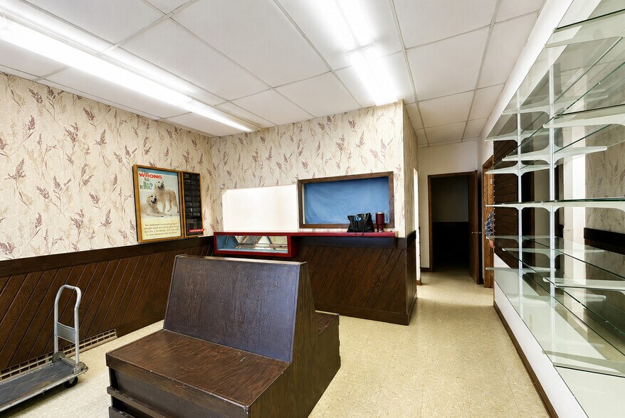 More Photos Of 350 Fern St, Big Lake Veterinarian Kennel For Sale