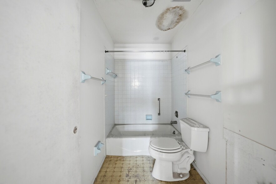 More Photos Of 1261 Beach Rd, Englewood Storefront Retail Residential For Sale