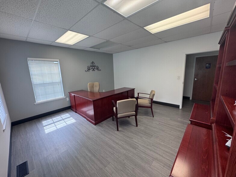 Primary Photo Of 10 Accountants Cir, Seneca Office Residential For Lease