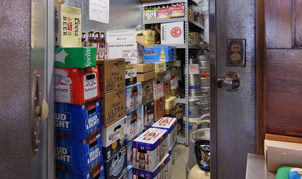 More Photos Of 124 N Austin St, Comanche Bar For Sale