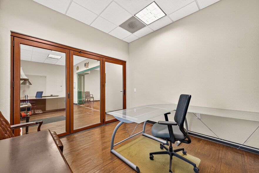 More Photos Of 214 N Loop 336 E, Conroe Office For Sale