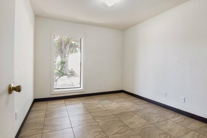 More Photos Of 825 Fairmont Pkwy, Pasadena Office For Sale