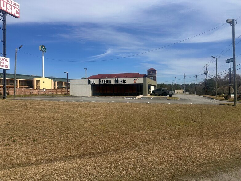 More Photos Of 4661 Chambers Rd, Macon-Bibb Storefront For Sale