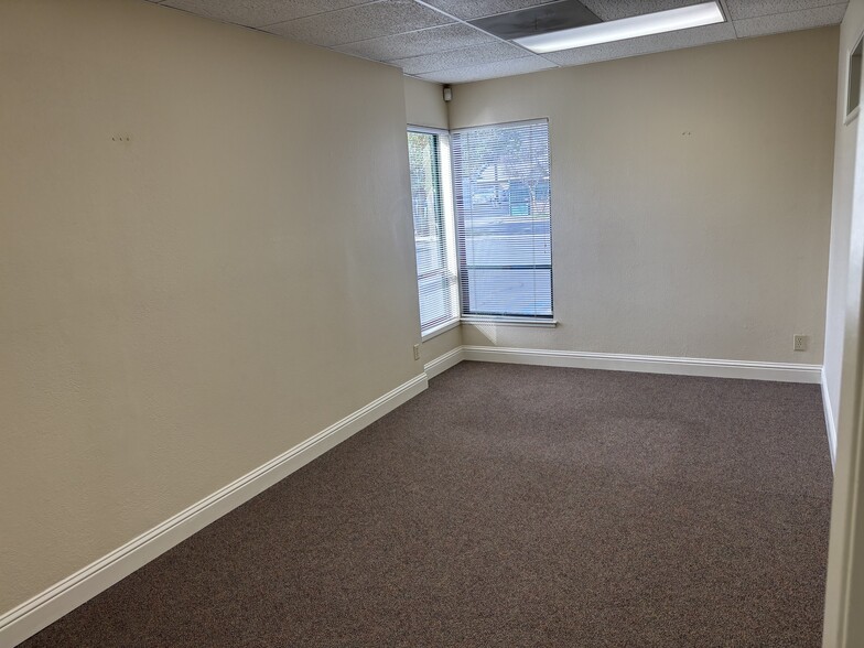 More Photos Of 222 W Lockeford St, Lodi Office For Lease