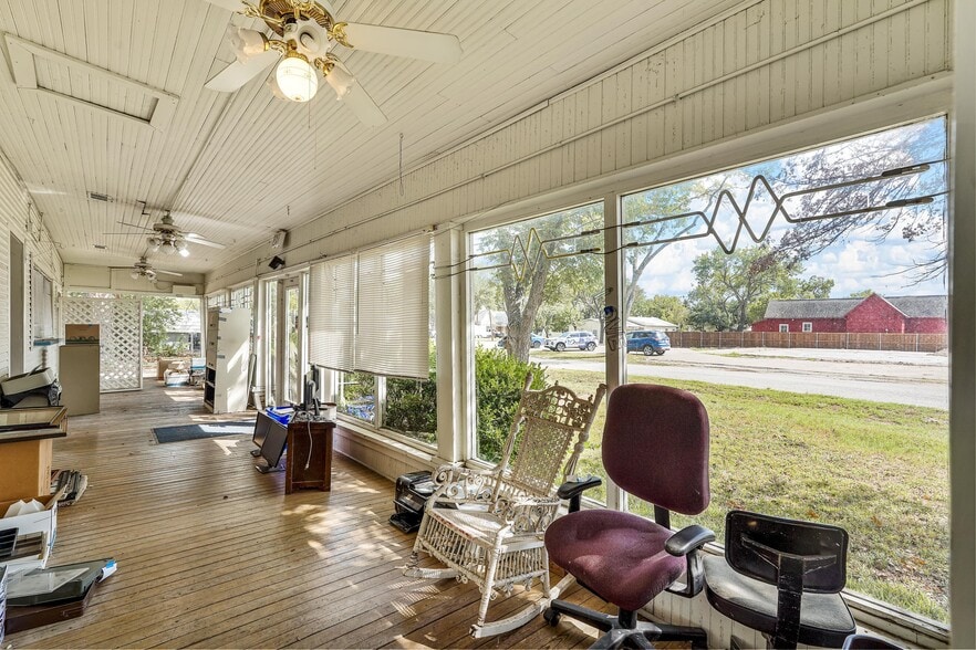 More Photos Of 505 S Washington St, Kaufman Storefront Retail Office For Sale