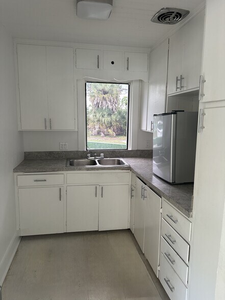 More Photos Of 2023 Jeffcott St, Fort Myers Office For Sale