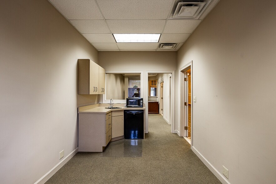 More Photos Of 100 W Washington Ave, Jackson Medical For Sale