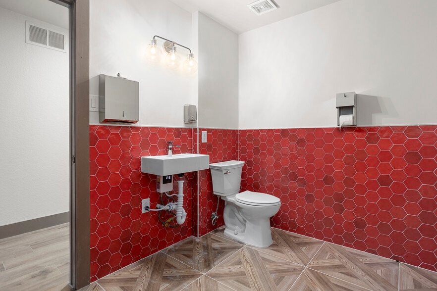 More Photos Of 4734 Benbrook Blvd, Benbrook Unknown For Lease