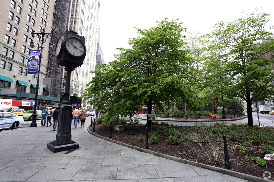 More Photos Of 26 Vesey St, New York Storefront For Lease
