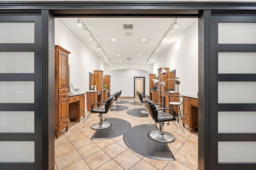 More Photos Of 8624 Davis Blvd, North Richland Hills General Retail For Lease