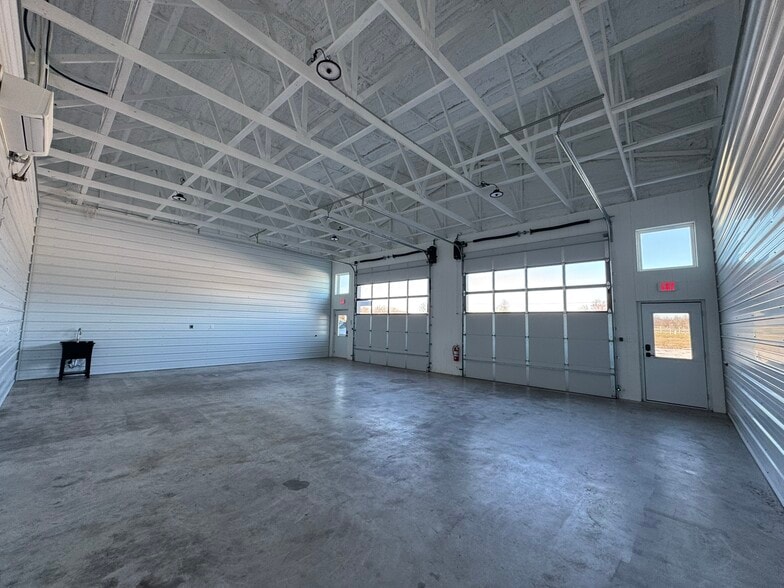 More Photos Of 21118 Wade Rd, Springdale Flex For Lease