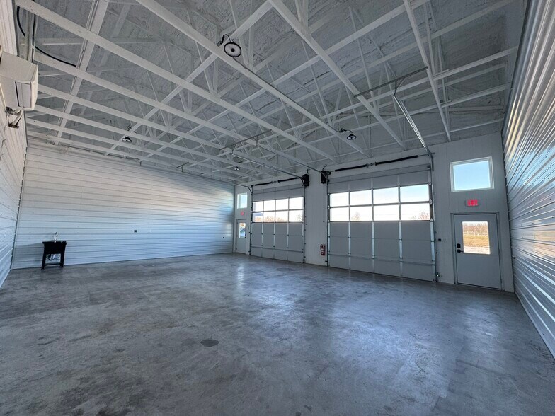 More Photos Of 21118 Wade Rd, Springdale Flex For Lease