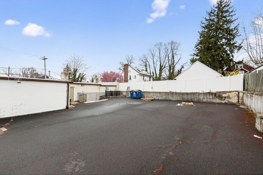 More Photos Of 13 N York Rd, Willow Grove Freestanding For Lease