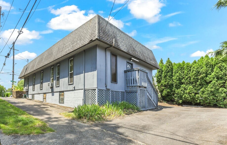 More Photos Of 5848 SE Milwaukie Ave, Portland Office For Sale