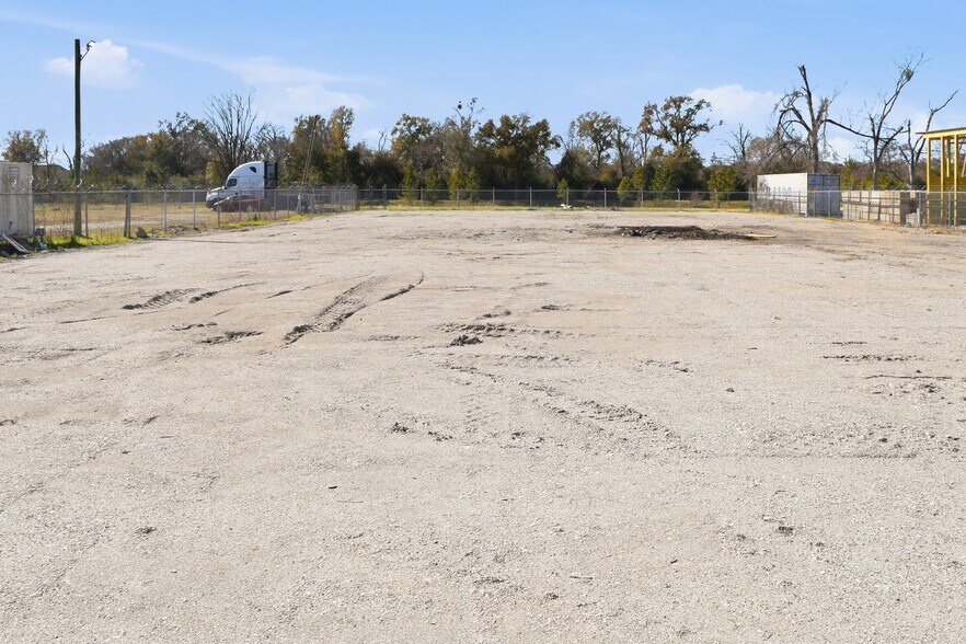 More Photos Of 12115 West Dr, Cypress Land For Lease