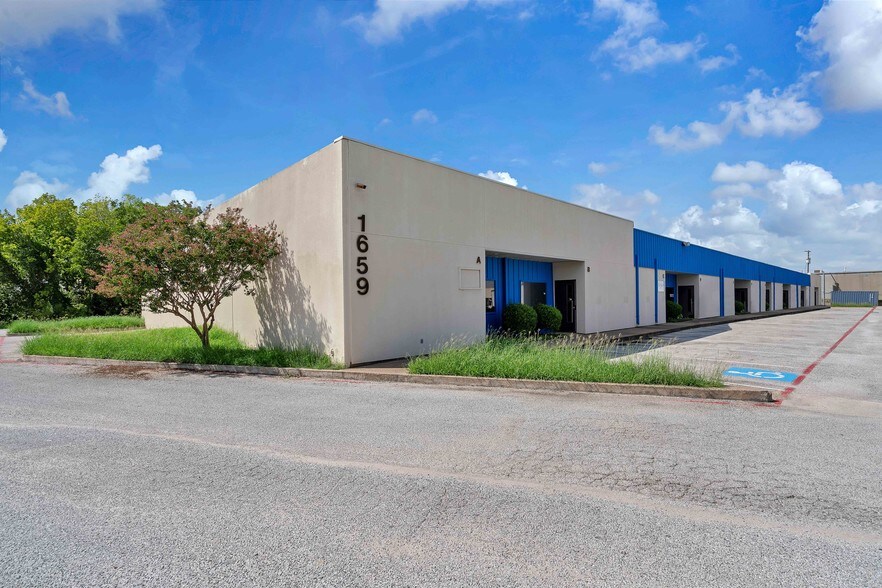 1663 Hickory Dr, Haltom City, TX 76117 For Lease
