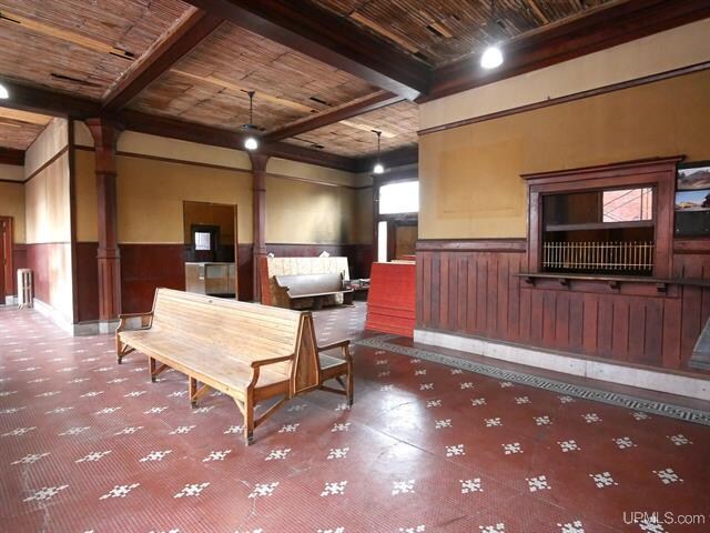 More Photos Of 808 Oak St, Calumet Office For Sale