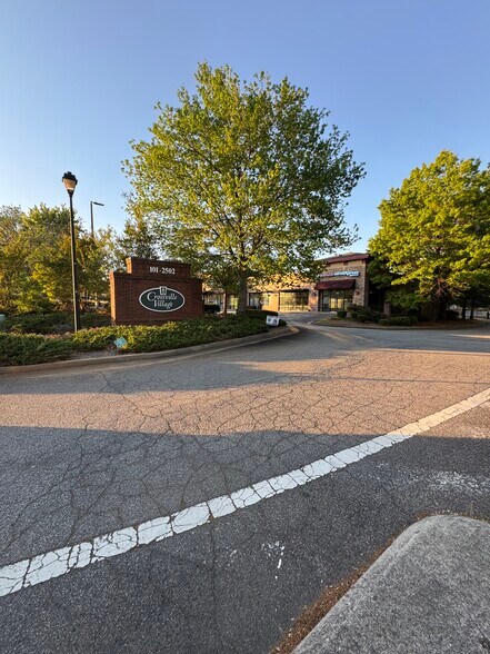 More Photos Of 301-304 Macy Dr, Roswell Medical For Lease