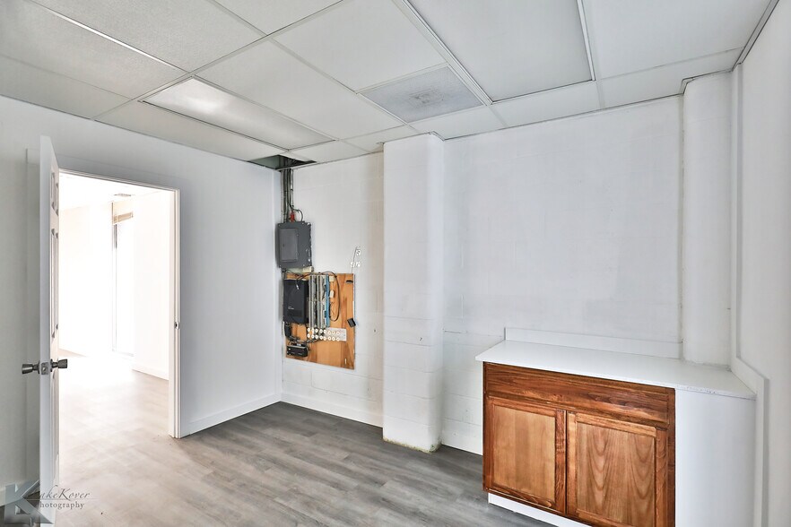 More Photos Of 411 E South 11th St, Abilene Warehouse For Lease