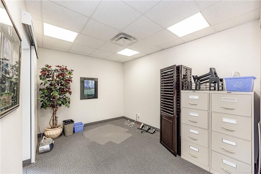 More Photos Of 2904 South Sheridan Way, Oakville Medical For Lease