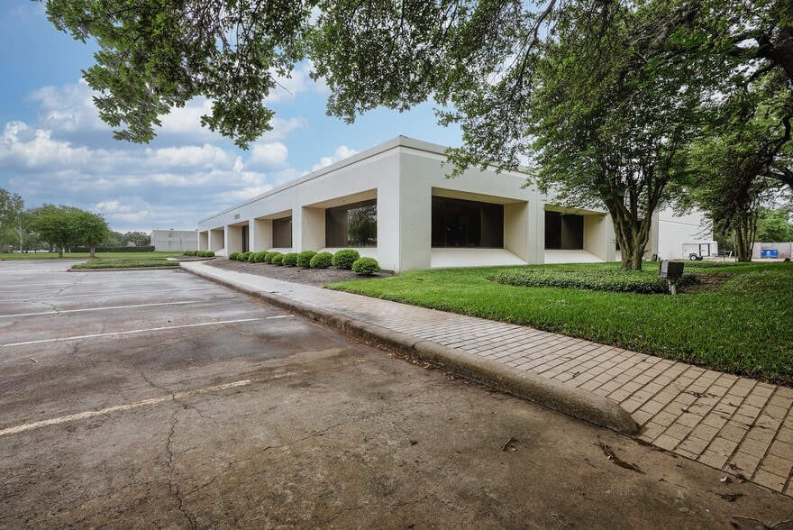 More Photos Of 10410 Corporate Dr, Sugar Land Research And Development For Lease
