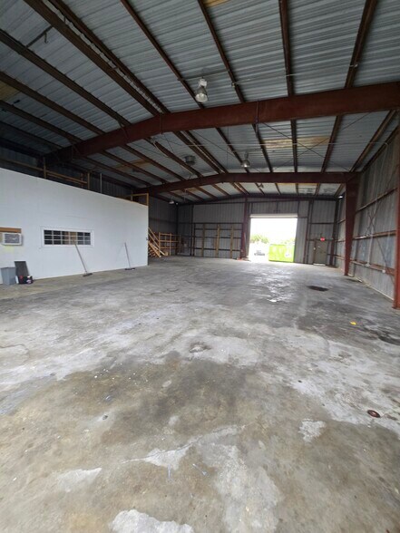 More Photos Of 1942 Dana Dr, Fort Myers Warehouse For Lease