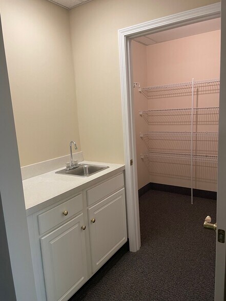 More Photos Of 1902 Campus Pl, Jeffersontown Light Distribution For Lease